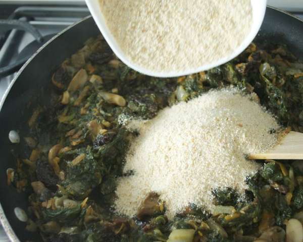 Тем временем займемся курицей. У меня довольно-таки крупная птичка...на 2,5 кг! )))) Промыть курицу снаружи и изнутри струей холодной воды, затем хорошенько обсушить бумажным полотенцем. Начинить курицу половиной начинки. Отверстие зашить или заколоть зубочистками....