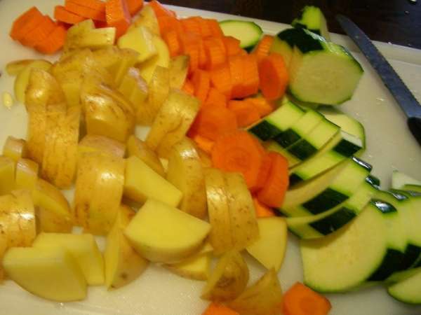 Режем их произвольно, лучше средними кусочками, мельчить не надо, чтобы они не потерялись.
Режем их произвольно, лучше средними кусочками, мельчить не надо, чтобы они не потерялись.