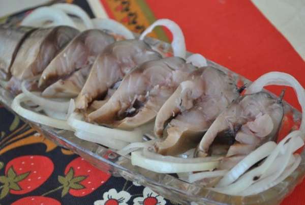 Готовую рыбу смазать раст. маслом и порезать на кусочки. Хранить в емкости с плотно закрытой крышкой.
Смачного!
