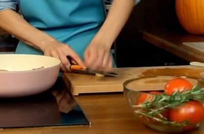 В утятницу или обычную форму для запекания переложить мясо, помидоры, приправы и чеснок. Залить вином и, не мешая, протушить 10 минут без крышки и еще 10 минут, закрыв крышкой. В это время подготавливаем духовку, разогревая ее до 190ºС.
В утятницу или обычную форму для запекания переложить мясо, помидоры, приправы и чеснок. Залить вином и, не мешая, протушить 10 минут без крышки и еще 10 минут, закрыв крышкой. В это время подготавливаем духовку, разогревая ее до 190ºС.