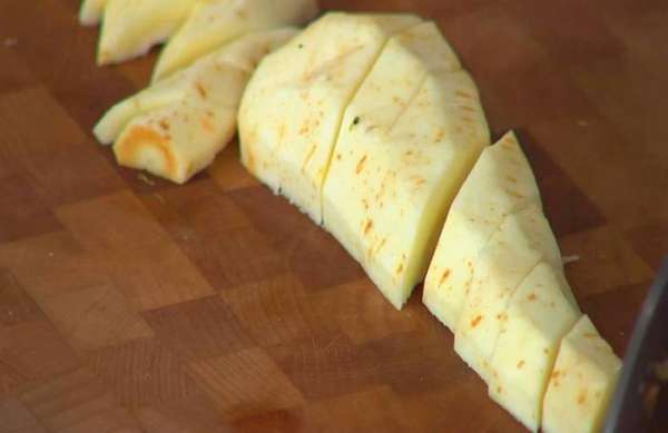 Морковь и пастернак почистить и нарезать небольшими кусочками.