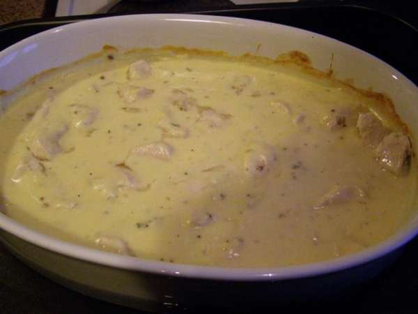 Соус нежный и бархатный, куриные кусочки - сама нежность! С чем подать такую курицу - решать вам! 