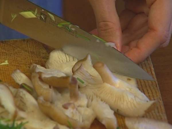 Грибы нарезать пластинками. 