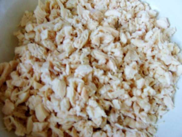 У меня была отварная куриная грудка. Можно использовать любое мясо. Порезать его мелко. У меня была отварная куриная грудка. Можно использовать любое мясо. Порезать его мелко.