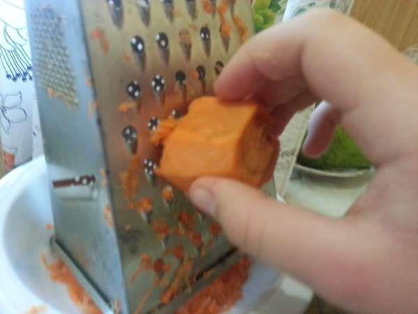Помыть продукты.морковь натереть на терке и положить в тарелку.Помять кулаком для того,чтобы она дало сок.