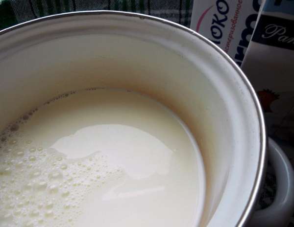***Gelato можно готовить из молока, либо из смеси молока и сливок. Да и процентное соотношение жирности, думаю, может варьироваться. В данном случае это достаточно жирный вариант мороженого, но поскольку готовил его впервые, решил не рисковать и взять жирные сливки***. Соединить молоко и сливки, добавить половину сахара. 