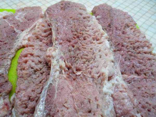 Мясо нарезаем пластами, отбиваем с обеих сторон солим и перчим.