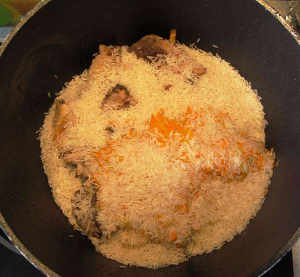 






Рис промыть. Добавить лук, чеснок и морковь к курице, засыпать рис.