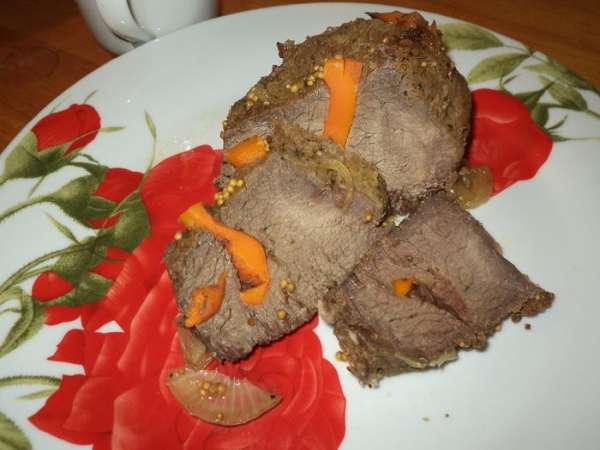 достаем мясо и режем на кусочки!Полезно,полное отсутствие всяких жиров,если только что есть внутри самой говядины и лук с морковью тоже отдают мяску все полезное!Конечно говядина капризное мясо и возможно придется подержать и подольше,проткните вилочкой и вы поймете на стол или еще ненадолго в духовку!