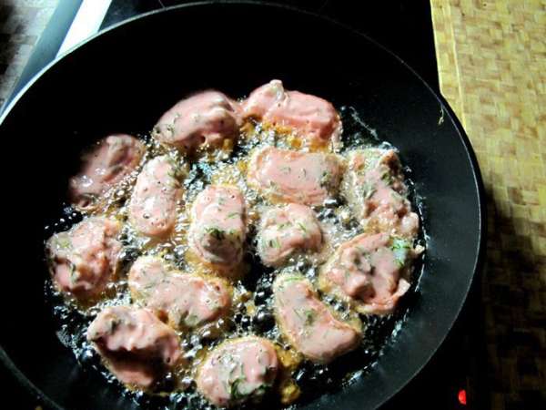 В глубокой сковороде разогреваем масло. Кусочки рыбы обмакиваем в тесто и обжариваем в горячем масле. Готовую рыбку вынимаем шумовкой и выкладываем на бумажное полотенце, чтобы стекло лишнее масло. Рыбка получается нежной и сочной, а тесто очень насыщенного оранжевого цвета и необыкновенно вкусное. В глубокой сковороде разогреваем масло. Кусочки рыбы обмакиваем в тесто и обжариваем в горячем масле. Готовую рыбку вынимаем шумовкой и выкладываем на бумажное полотенце, чтобы стекло лишнее масло. Рыбка получается нежной и сочной, а тесто очень насыщенного оранжевого цвета и необыкновенно вкусное.