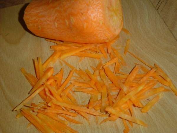 Морковь очищаем и шинкуем,