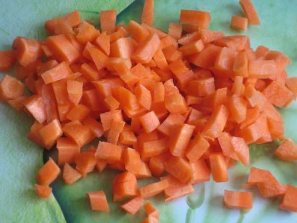 Морковь нарезать кубиками.