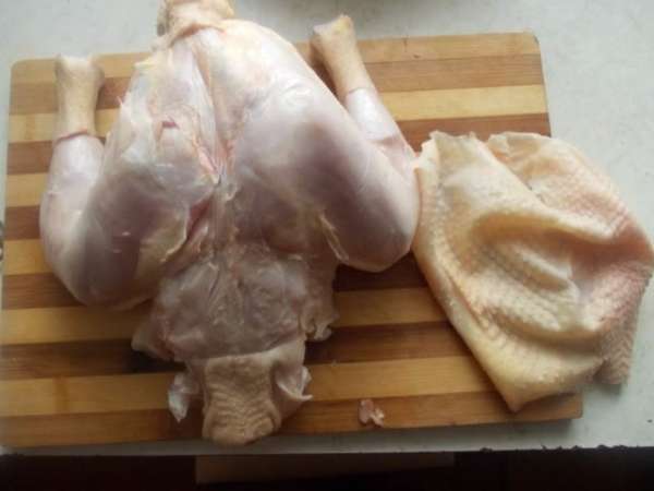 Кожу уберем в сторону, а с курицы снимем все мясо.