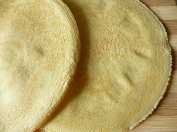 Испечь из перечисленных продуктов омлетный блинчик,охладить.У меня двойная порция,я готовила сразу два рулета из двух грудок.Сковородка диаметром 18см. Испечь из перечисленных продуктов омлетный блинчик,охладить.У меня двойная порция,я готовила сразу два рулета из двух грудок.Сковородка диаметром 18см.