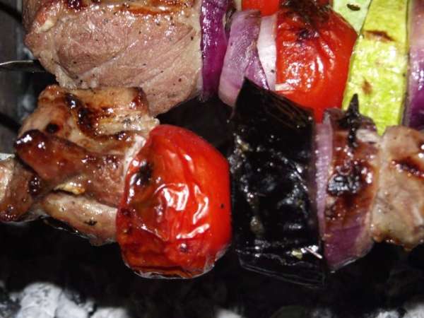 Румяная корочка, которой должно успеть покрыться мясо, не позволит шашлыку терять сок. Если жар углей слишком велик, то шампуры можно приподнять (2-3 см), если позволяет конструкция мангала, или контролируйте температурный режим с помощью подбрызгивания водой углей. Готовность проверяем разрезом ножа - прозрачный сок говорит о готовности. Румяная корочка, которой должно успеть покрыться мясо, не позволит шашлыку терять сок. Если жар углей слишком велик, то шампуры можно приподнять (2-3 см), если позволяет конструкция мангала, или контролируйте температурный режим с помощью подбрызгивания водой углей. Готовность проверяем разрезом ножа - прозрачный сок говорит о готовности.
