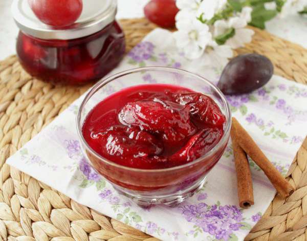 Варенье раскладываем по баночкам 