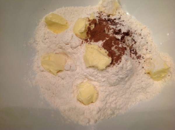 Растираем 1/2 сливочного масла с мукой, солью и пряностями, затем добавляем 1/2 часть сахара. Растираем 1/2 сливочного масла с мукой, солью и пряностями, затем добавляем 1/2 часть сахара.
