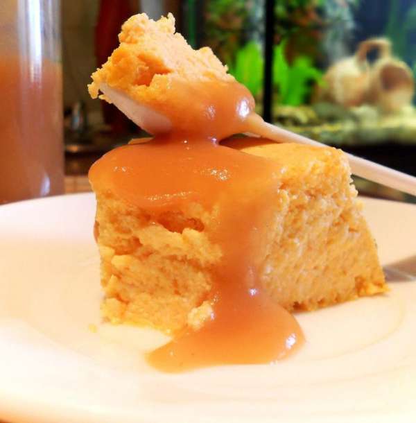 Готовое суфле можно полить сметаной, вареньем, сгущенкой, каким-нибудь вкусным крЭмом...
Приятного вам аппетита:)
