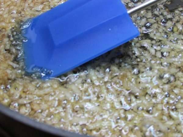 Растопить сливочное масло, добавить растительное масло и обжарить до золотистого цвета лук. Посолить, поперчить, добавить сахар. Снять с огня переложить лук в миску. Растопить сливочное масло, добавить растительное масло и обжарить до золотистого цвета лук. Посолить, поперчить, добавить сахар. Снять с огня переложить лук в миску.
