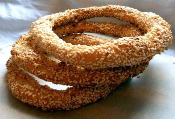 Симиты готовы! Вкусные, с потрясающей хрустящей корочкой, с не менее вкусным, пористым и слегка 'тянуче-резиновым' содержанием. 'Водные процедуры' помимо легкого сладковатого послевкусия помогают кунжуту крепко прилипнуть к тесту и в последствии меньше опадать, что тоже важно! Но, как я уже говорил, нужно есть в тот же день - у меня на второй день симиты превратились в сушки, и никакие процедуры не помогли им придти в чувство:).   