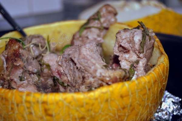 Подавать лучше с гарниром.В дыне скапливается много вкусного бульончика.