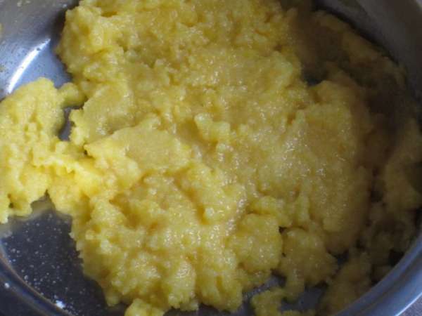 Растереть желтки с сахаром, добавить крахмал, цедру апельсина и хорошо перемешать.