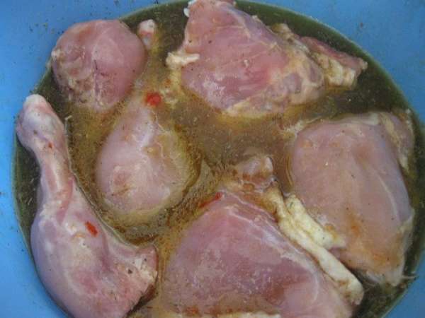 Замочить кусочки курицы в соусе на 2-6 часов. Замочить кусочки курицы в соусе на 2-6 часов.