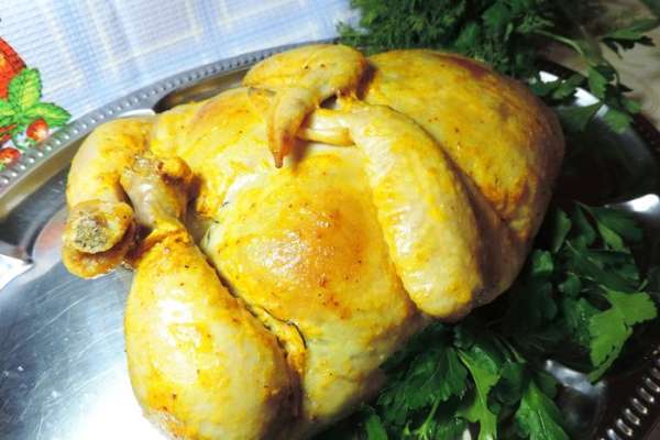 Даем курочке немного остыть, украшаем по своему вкусу и подаем к столу.