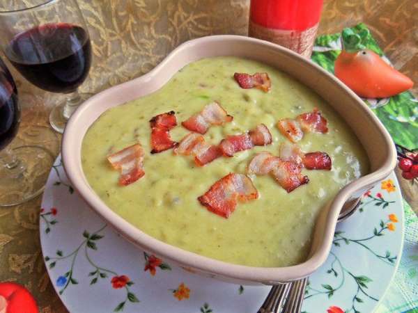 Украшаем кусочками бекона, которые мы сохранили.