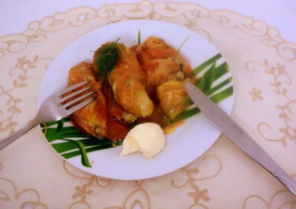 При подаче полить голубцы соусом, в котором они тушились. Для не постящихся можно добавить сметану. Приятного аппетита!