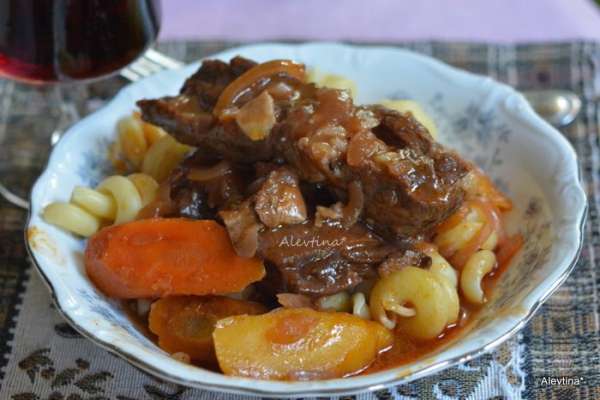 Выложить говяжьи ребрышки, морковь и полить мясным овощным соком.  Подаем к столу тут же.