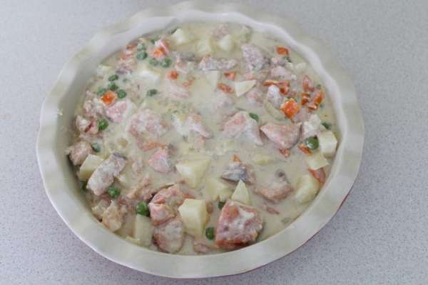Выложить рыбу с овощами в формы.
Разогреть духовку до 190°C.