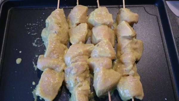 Деревянные шпажки замочить в холодной воде на 30 минут. Нанизать мясо мясо на шпажки, выложить на жаростойкое блюдо. Деревянные шпажки замочить в холодной воде на 30 минут. Нанизать мясо мясо на шпажки, выложить на жаростойкое блюдо.