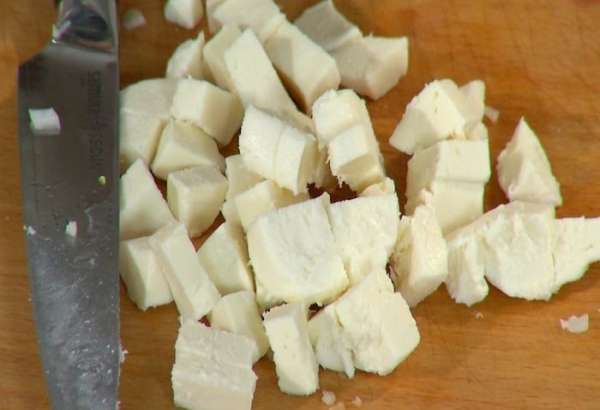 Моцареллу нарезать небольшими кубиками.