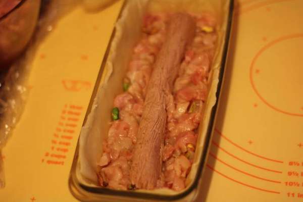 Выкладываем мясо до половины формы, кладем колбаску из паштета, слегка вдавливаем ее и выкладываем остальное мясо. Выкладываем мясо до половины формы, кладем колбаску из паштета, слегка вдавливаем ее и выкладываем остальное мясо.