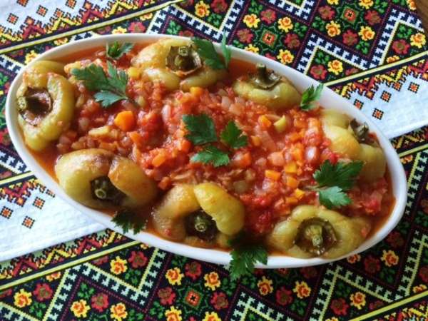 На мой вкус перцы самые вкусные охлажденные. 
У нас принято подавать это блюдо и на праздничный стол. Для этого в глубокое блюдо/тарелку по кругу укладываем перцы (я еще подрезаю хвостики, чтобы они смотрелись эстетичней), а в цетр блюда на перцы выкладываем подливу). Угощаем гостей и сами пробуем.