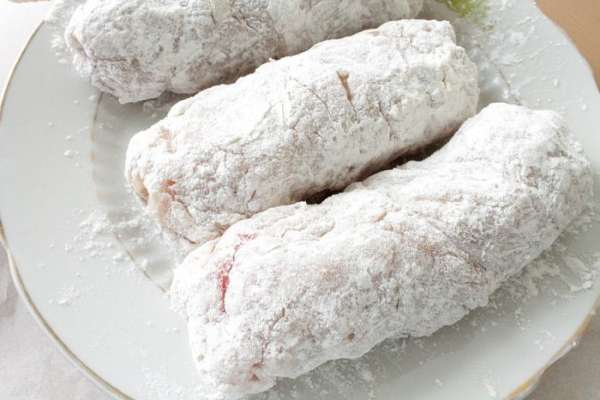 Приготовить отдельные мисочки с мукой, сухарями и взбитыми с солью и перцем яйцами. Каждый рулетик обвалять в муке, оставить на 1-2 минуты, чтобы мука немного впиталась.