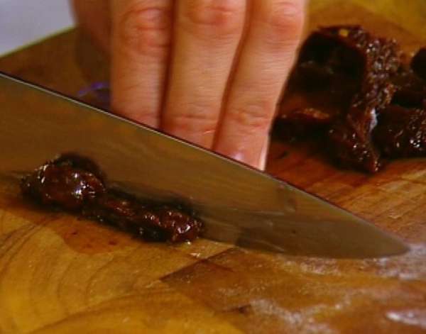 Вяленые помидоры нарезать полосками. 