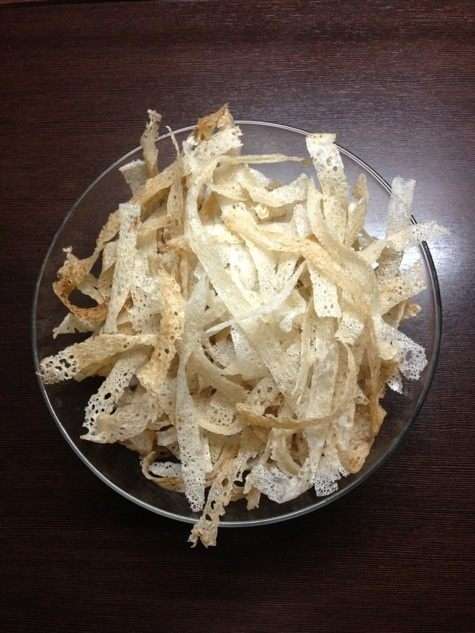 Вот такие локшины ждали меня с утра. По вкусу они напоминают что-то среднее между чипсами и лавашом. Я думаю, что предки сушили их впрок, хранили в полотняных мешочках и затем уже готовили. Вот такие локшины ждали меня с утра. По вкусу они напоминают что-то среднее между чипсами и лавашом. Я думаю, что предки сушили их впрок, хранили в полотняных мешочках и затем уже готовили.