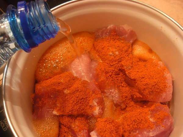 Мясо свинины порезать. Я порезала довольно крупными кусками (примерно 2×3 см). Сложить в сотейник. Посолить, добавить паприку, налить газированной воды. 
Поставить мариноваться на ночь, в холодильник (у меня простояло до обеда следующего дня).