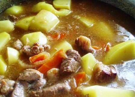 Выложить картофель в казан и залить кипятком так, чтобы мясо и овощи были почти полностью покрыты водой.
Выложить картофель в казан и залить кипятком так, чтобы мясо и овощи были почти полностью покрыты водой.