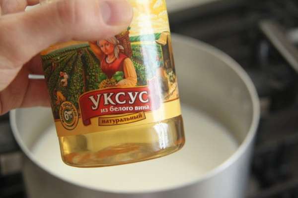 Добавить на литр молока столовую ложку уксуса из белого винограда. Добавить на литр молока столовую ложку уксуса из белого винограда.