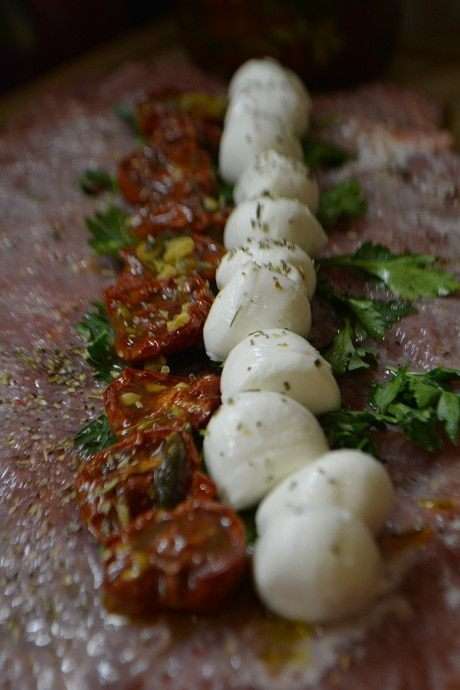 Мясо сбрызнуть соком лимона, посолить и поперчить по вкусу. Уложить по середине листья базилика (в моем случае петрушка), на него ряд вяленых томатов и рядом кружочки моцареллы. Посыпать все итальянскими травами. Мясо сбрызнуть соком лимона, посолить и поперчить по вкусу. Уложить по середине листья базилика (в моем случае петрушка), на него ряд вяленых томатов и рядом кружочки моцареллы. Посыпать все итальянскими травами.