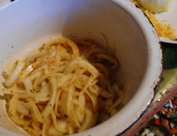 Лук полукольцами помять с пряностями по вкусу и сбрызнуть лимонным соком.