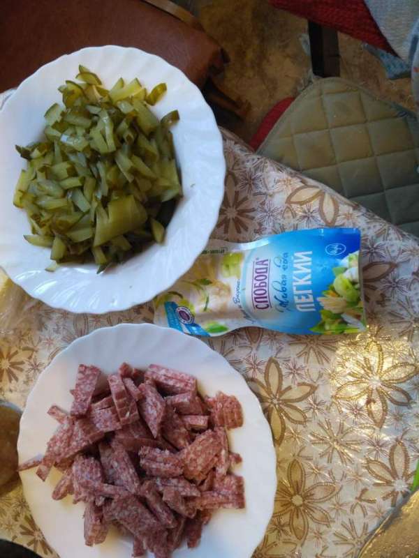 Режем огурцы соленые.