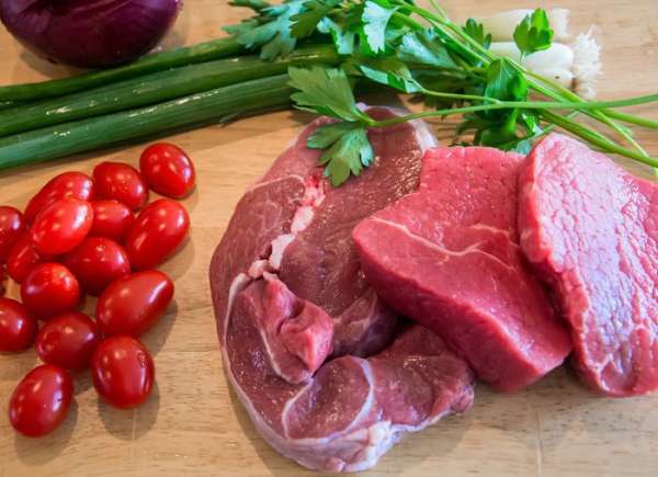 Несколько слов о мясе - количество его зависит исключительно от вашего аппетита:-) если вы планирует салат как основное блюдо - то побольше, если просто салат - поменьше. Вид мяса тоже на ваш выбор. Мы предпочитаем говядину. Или ягнятину.