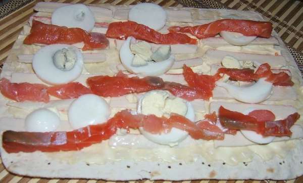 полосочками соленую семгу, нарезанное кружочками охлажденное вареное яйцо. полосочками соленую семгу, нарезанное кружочками охлажденное вареное яйцо.