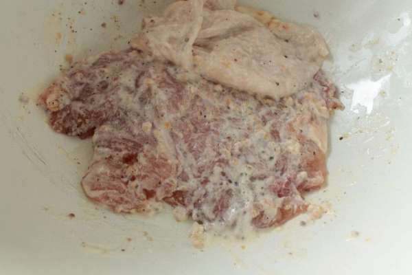 Хорошо смазать с двух сторон каждую мясную заготовку, накрыть посуду крышкой и поставить в холодильник.