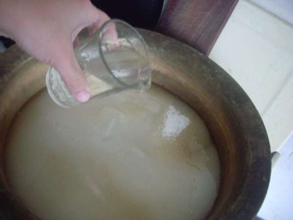 Сварить сироп из сахара и воды. Сварить сироп из сахара и воды.
