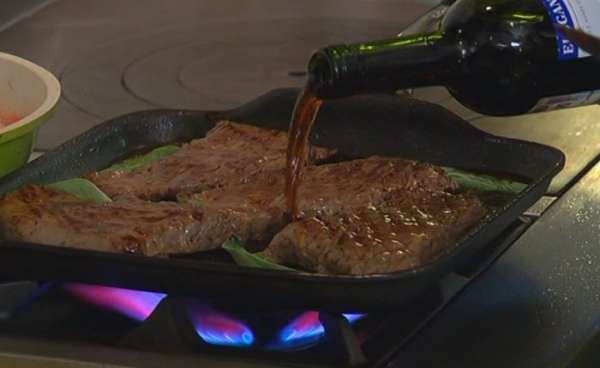 Листья шалфея выложить в сковороду к мясу, влить марсалу и дать алкоголю выпариться. Листья шалфея выложить в сковороду к мясу, влить марсалу и дать алкоголю выпариться.